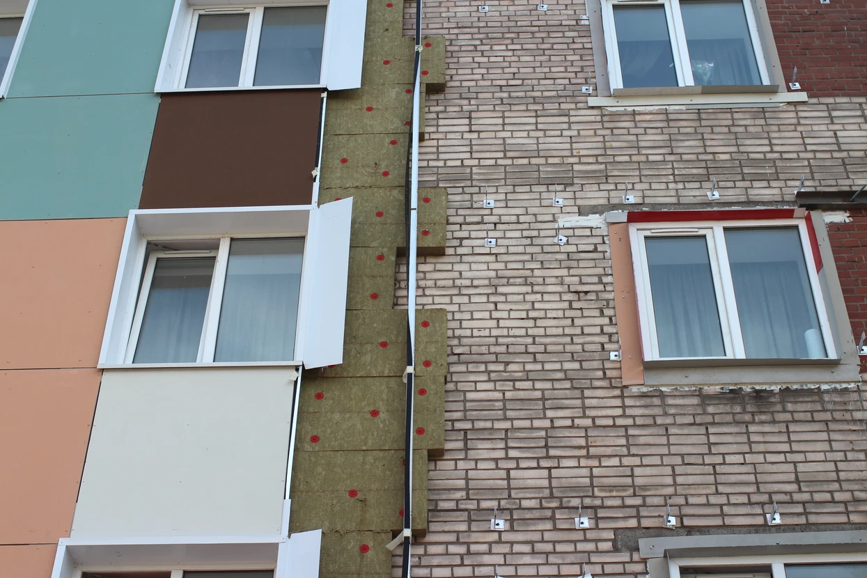 Façade d'immeuble en cours de rénovation énergétique avec isolation thermique par l'extérieur