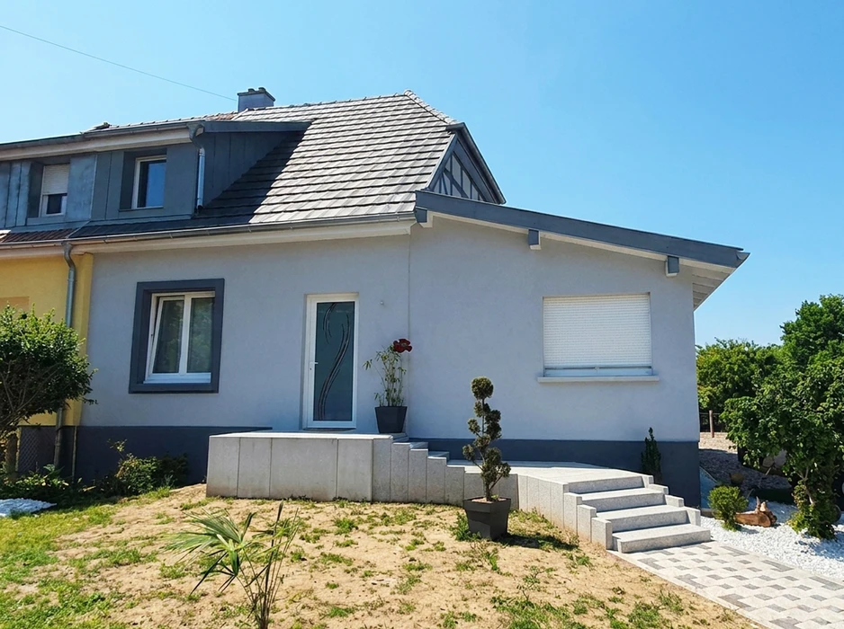 Maison individuelle mitoyenne, vue extérieure de façade