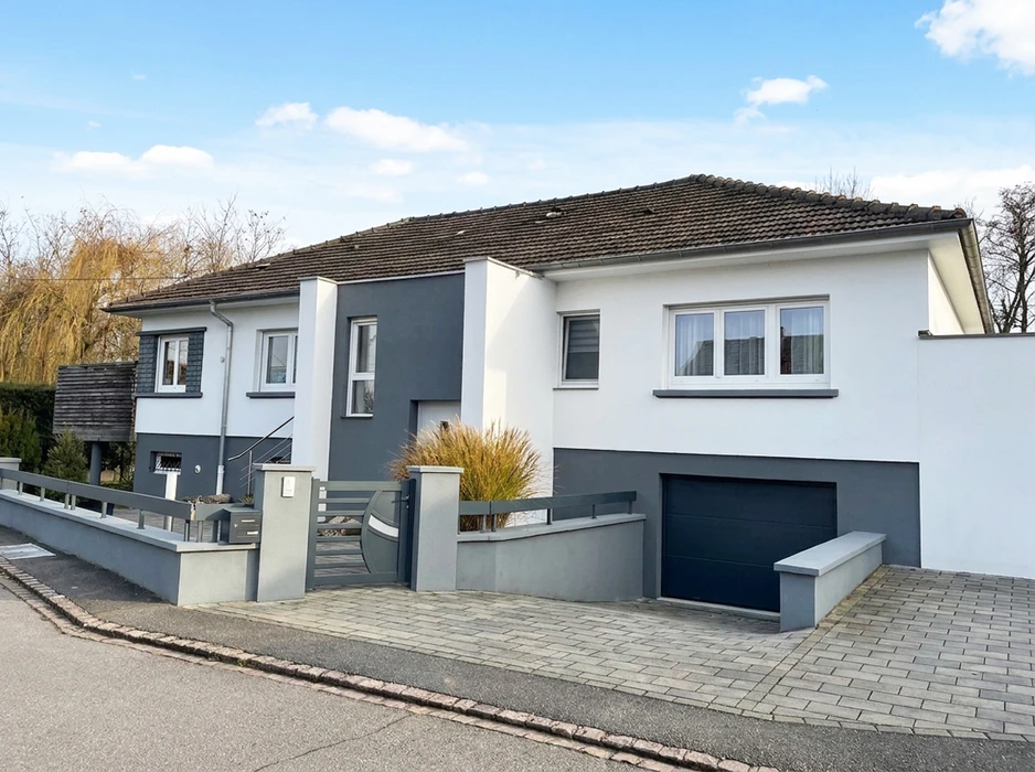 Maison individuelle contemporaine, façade bicolore blanc et gris anthracite, toiture en tuiles canal foncées