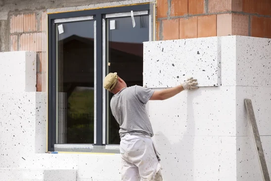 Façade d'immeuble en cours de rénovation énergétique avec isolation thermique par l'extérieur