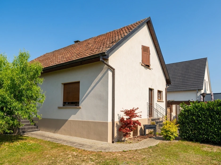 façade de bâtiment peinte par un ouvrier